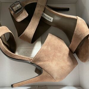 Steve Madden Naailah peep hole toe heel tan suede